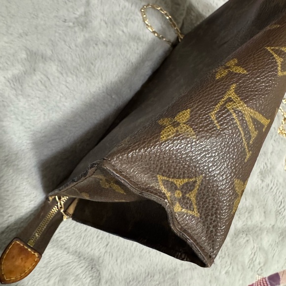 Louis Vuitton EUC Monogram Pouch with Gold Chain - Picture 4 of 8